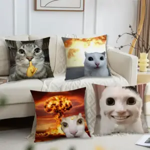 Mehrere Kissenbezüge mit lustigen Katzenmotiven auf einem hellen Sofa
