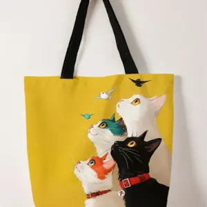 Gelbe Stofftasche mit vier Katzen und kleinen Vögeln als Aufdruck