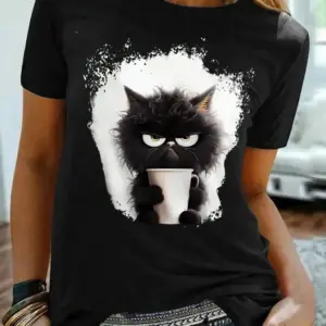 Schwarzes T-Shirt mit grimmiger Katze und Kaffeetasse, getragen von einer Frau