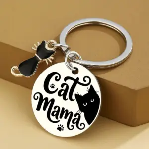 Schlüsselanhänger mit rundem Cat-Mama-Schild und kleinem schwarzen Katzenanhänger