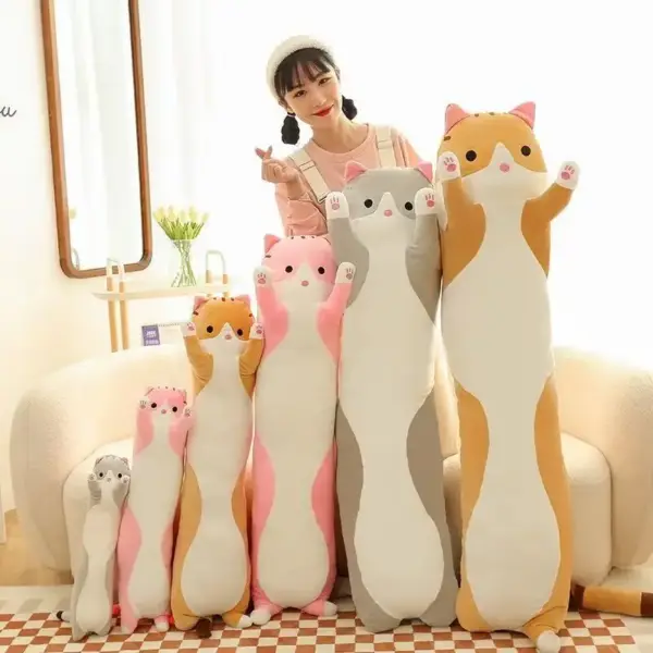 Langes Katzenkissen zum Kuscheln mit erhobenen Pfoten