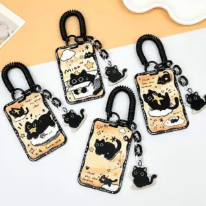 Vier Kartenhüllen mit schwarzen Katzen, Spiralband und Katzenanhänger auf orangem Untergrund