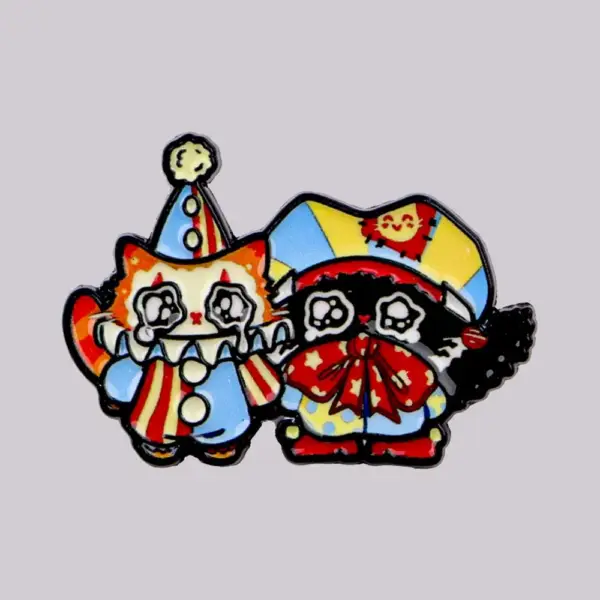 Geschenk für Katzenliebhaber: Emaille-Pin Katzen im Clownkostüm