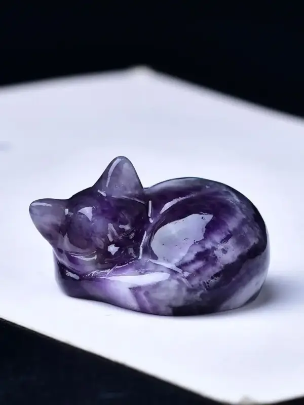 Geschenke für Katzenliebhaber: Schlafende Katze, geschnitzt