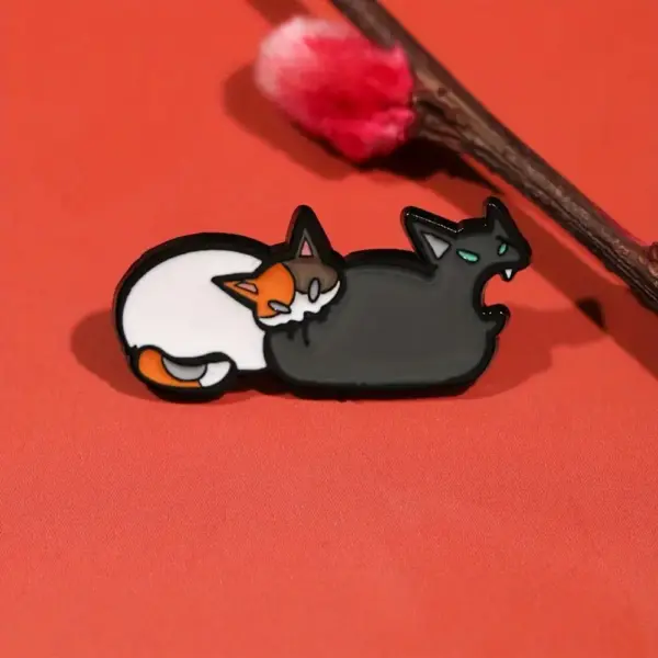 Geschenke für Katzenliebhaber: Pin zwei Katzen, eine gähnend – Bild 2