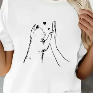 Weißes T-Shirt mit Katzen-Linienzeichnung und Hand beim High Five, getragen