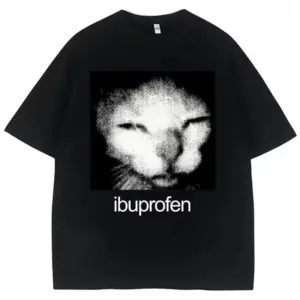 Schwarzes T-Shirt mit verpixeltem Katzengesicht und Schriftzug