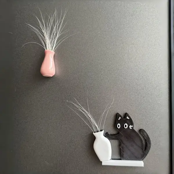 Geschenke für Katzenliebhaber: Kühlschrankmagnet Katze mit Vase