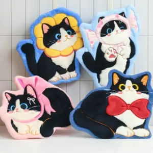 Vier Handtücher in Katzenform mit gestickten schwarz-weißen Katzen, Schleifen und Blumenhauben