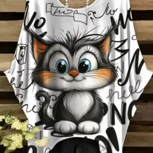 Weites Shirt mit großem Cartoon-Katzenmotiv an einem Kleiderbügel