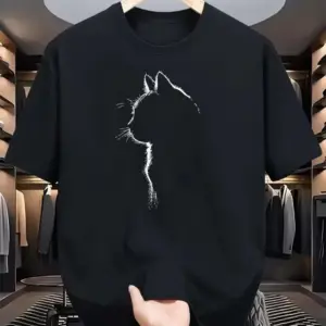 Schwarzes T-Shirt mit weißem Katzenumriss auf dem Kleiderbügel