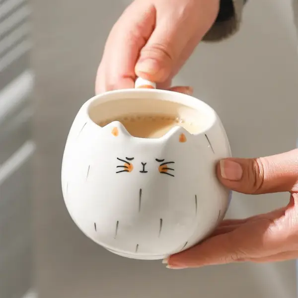 Geschenke für Katzenliebhaber: Tasse mit gestreiftem Henkel