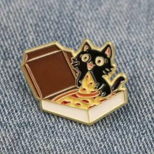 Anstecker mit schwarzer Katze, die Pizza aus einem Karton isst, auf Stoff