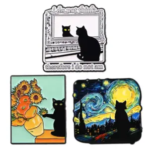 Drei Anstecker mit Katzen vor Gemälde-Motiven auf weißem Hintergrund