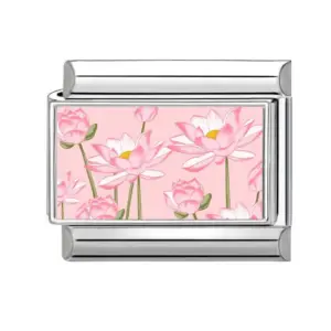 Silberfarbenes Charm-Glied mit rosa Lotusblumen-Motiv auf weißem Hintergrund
