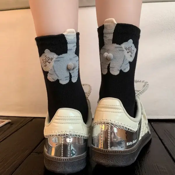 Geschenke für Katzenliebhaber: Socken mit Katzenmotiv und Bommel – Bild 3