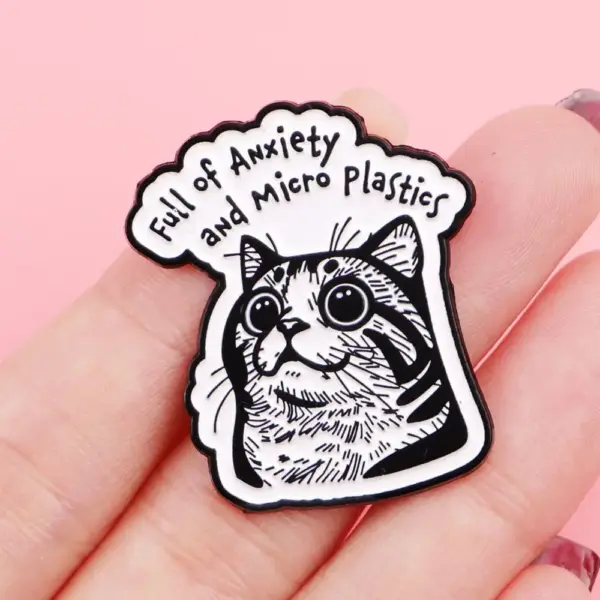 Geschenke für Katzenliebhaber: Emaille-Pin Katze mit Sprechblase – Bild 2