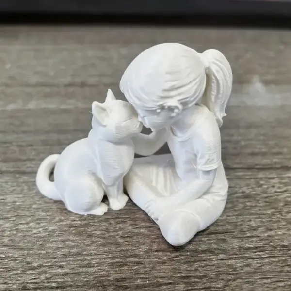 Geschenke für Katzenliebhaber: Figur Mädchen mit Katze – Bild 2