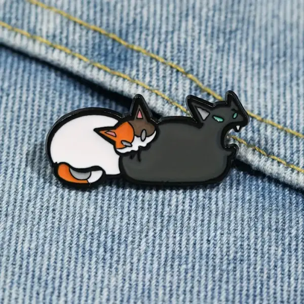 Geschenke für Katzenliebhaber: Pin zwei Katzen, eine gähnend – Bild 3