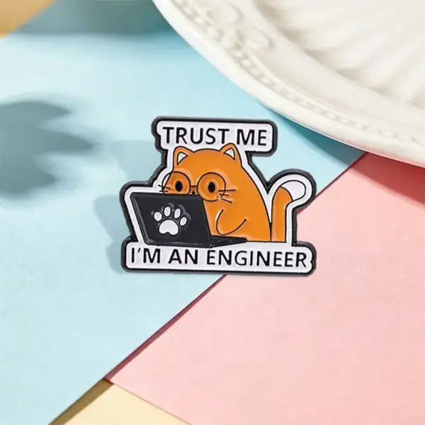 Geschenk für Katzenliebhaber: Pin Katze mit Laptop, Orange – Bild 2