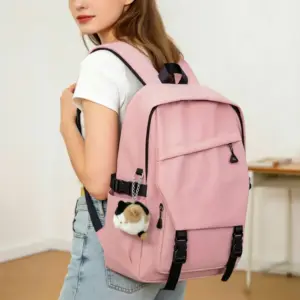 Flauschiger Katzen-Anhänger in Braun-Weiß an einem rosa Rucksack