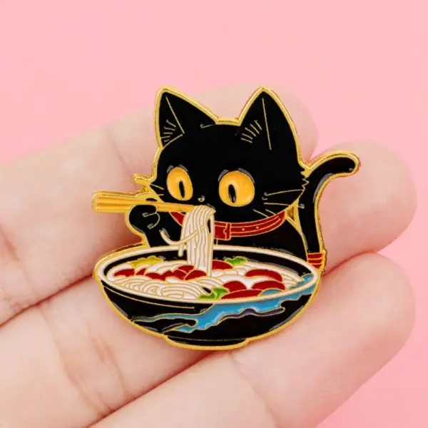 Geschenke für Katzenliebhaber: Emaille-Pin Katze isst Nudeln – Bild 2