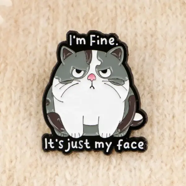Geschenk für Katzenliebhaber: Emaille-Pin grimmige Katze, Grau – Bild 2