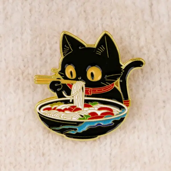 Geschenke für Katzenliebhaber: Emaille-Pin Katze isst Nudeln – Bild 3