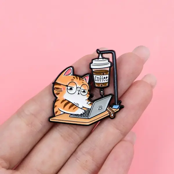 Geschenke für Katzenliebhaber: Pin mit Katze am Laptop – Bild 2