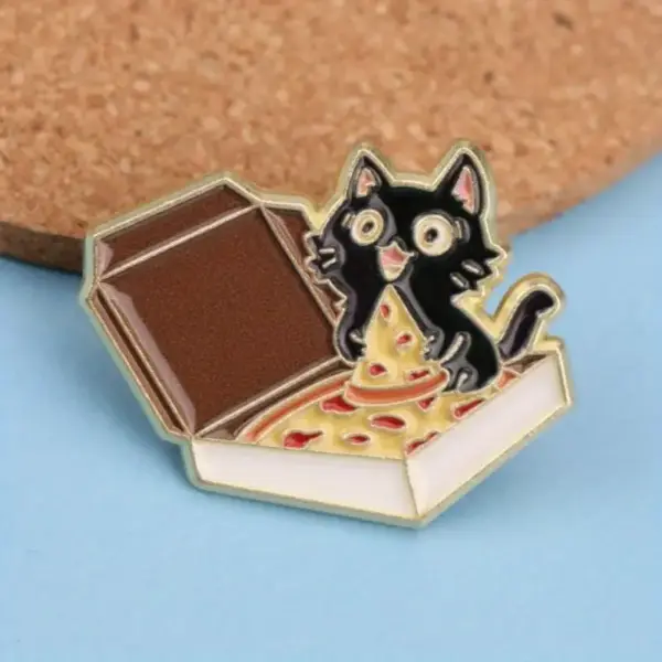 Geschenke für Katzenliebhaber: Pin Katze mit Pizza-Karton – Bild 3