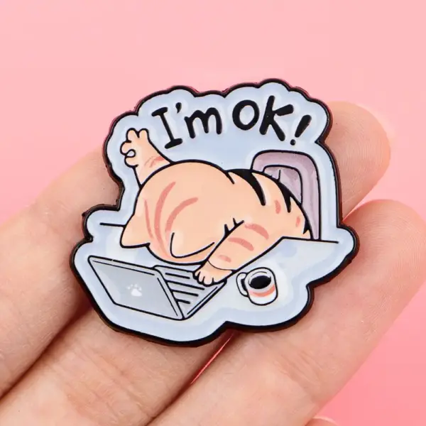Geschenke für Katzenliebhaber: Emaille-Pin Katze am Laptop – Bild 3