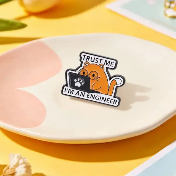 Geschenk für Katzenliebhaber: Pin Katze mit Laptop, Orange – Bild 3