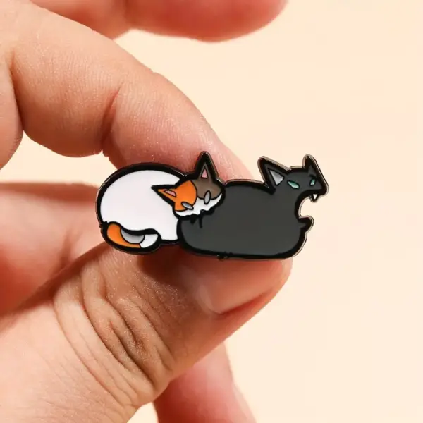 Geschenke für Katzenliebhaber: Pin zwei Katzen, eine gähnend – Bild 4