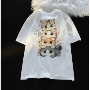 Weißes T-Shirt mit Katzenstapel-Motiv auf dem Rücken vor schwarzem Grund