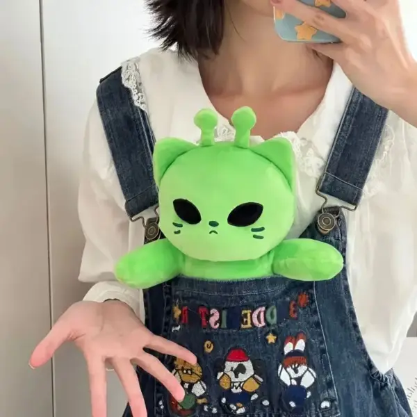 Geschenke für Katzenliebhaber: Plüschtier Katze im Alien-Look – Bild 4