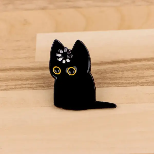 Geschenk für Katzenliebhaber: Emaille-Pin grimmige Katze, Grau – Bild 4