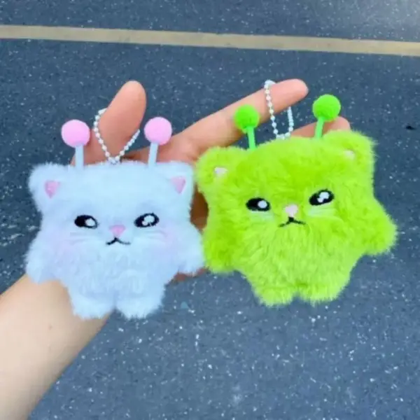 Geschenke für Katzenliebhaber: Plüsch-Katzenanhänger mit Fühlern – Bild 3