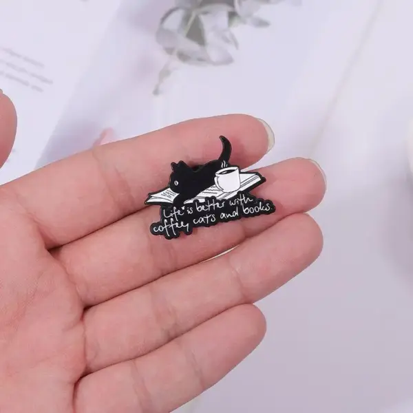 Geschenke für Katzenliebhaber: Pin mit Katze, Buch und Kaffee