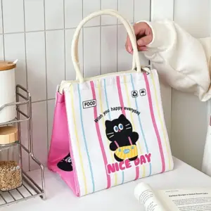 Weiße Lunchtasche mit Streifenmuster und Katzenmotiv, an zwei Henkeln gehalten