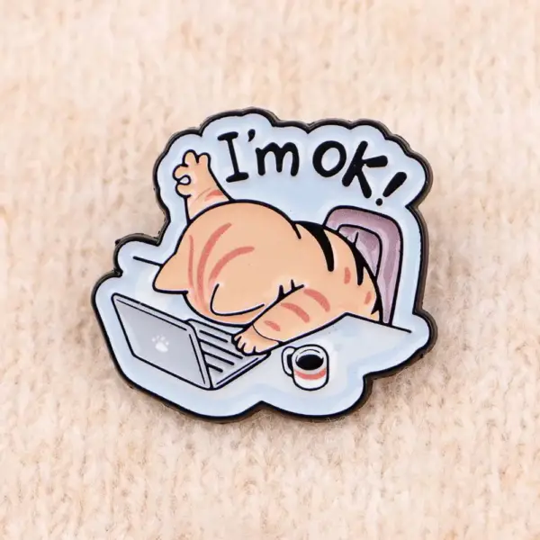 Geschenke für Katzenliebhaber: Emaille-Pin Katze am Laptop – Bild 4