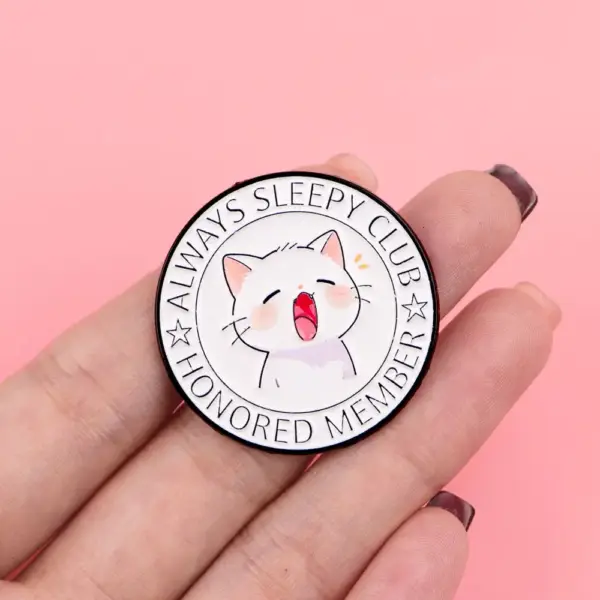 Geschenke für Katzenliebhaber: Runder Emaille-Pin mit Katze – Bild 4