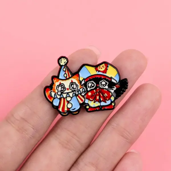 Geschenk für Katzenliebhaber: Emaille-Pin Katzen im Clownkostüm – Bild 3