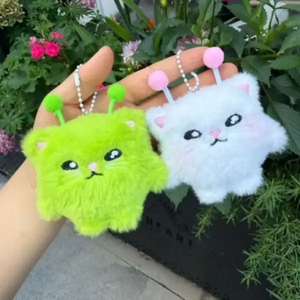 Geschenke für Katzenliebhaber: Plüsch-Katzenanhänger mit Fühlern – Bild 4