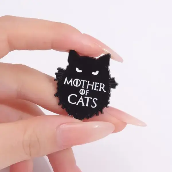 Geschenk für Katzenliebhaber: Pin „Mother of Cats“, Schwarz – Bild 2