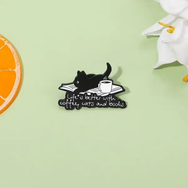 Geschenke für Katzenliebhaber: Pin mit Katze, Buch und Kaffee – Bild 3