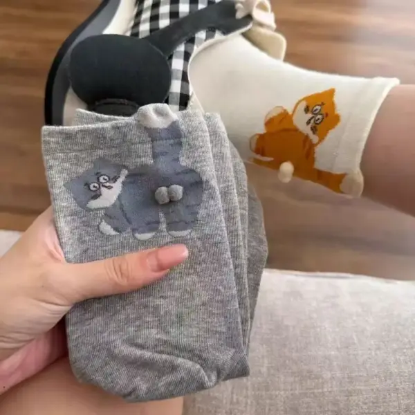Geschenke für Katzenliebhaber: Socken mit Katzenmotiv und Bommel – Bild 5