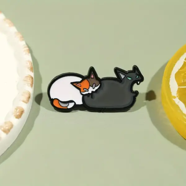 Geschenke für Katzenliebhaber: Pin zwei Katzen, eine gähnend – Bild 5