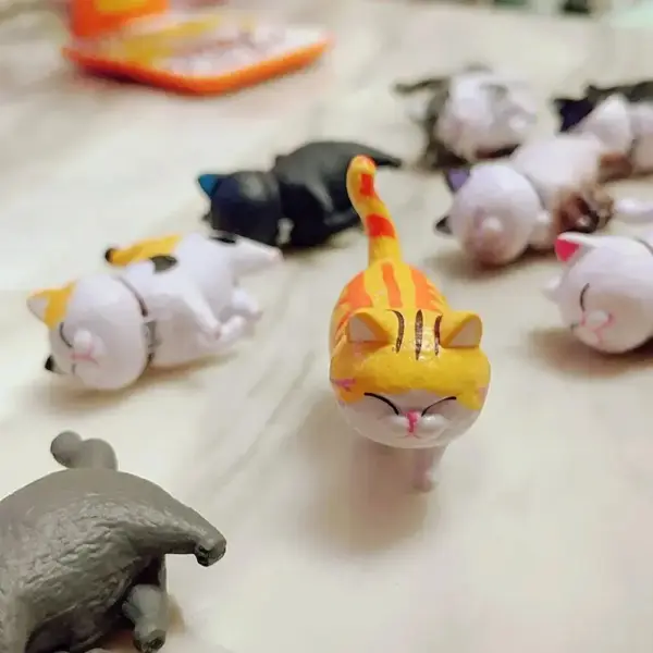 Geschenke für Katzenliebhaber: Katzenfiguren-Set, Miniatur – Bild 4