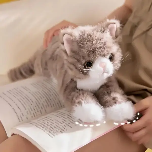 Geschenke für Katzenliebhaber: Plüschkatzen liegend, naturnah – Bild 2