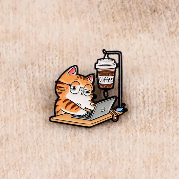 Geschenke für Katzenliebhaber: Pin mit Katze am Laptop – Bild 6